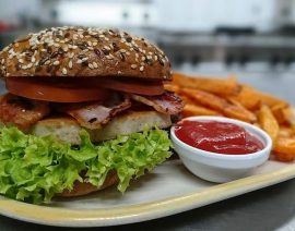 Max’ Geschmacks Vorschlag: Bratwurst-Burger mit Senf-Dip
